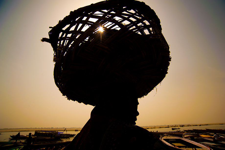 Kobieta z koszem na głowie, Varanasi (Indie. Dzień jak co dzień.)